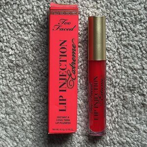 🌸HP 🌸Too Faced Lip Injection Extreme in Strawberry Kiss!